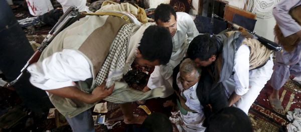 People help an injured man at the scene of a suicide bombing inside a mosque in Sanaa March 20, 2015 - Sputnik International