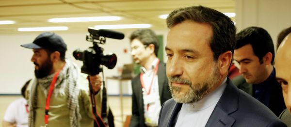 Abbas Araghchi (C), Iran's chief nuclear negotiator arrives at the Austria Center Vienna after another rounds of talks between the EU 5+1 on May 16, 2014 in Vienna - Sputnik International