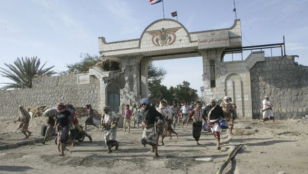 Militia men loyal to Yemen's President Abd-Rabbu Mansour Hadi loot the barracks of the Special Forces in the southern port city of Aden Militia men loyal to Yemen's President Abd-Rabbu Mansour Hadi loot the barracks of the Special Forces in the southern port city of Aden - Sputnik International