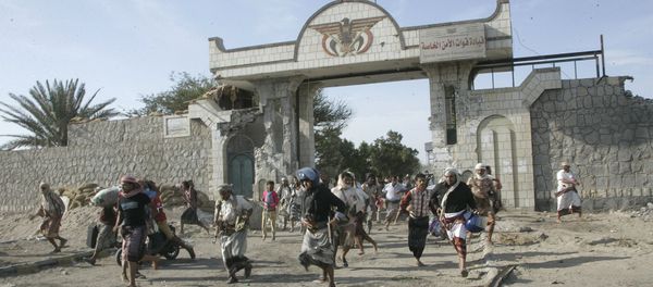 Militia men loyal to Yemen's President Abd-Rabbu Mansour Hadi loot the barracks of the Special Forces in the southern port city of Aden - Sputnik International