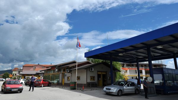 Police officer stand at the border crossing between Croatia and Bosnia, near the Croatian town of Metkovic Police officer stand at the border crossing between Croatia and Bosnia, near the Croatian town of Metkovic - Sputnik International