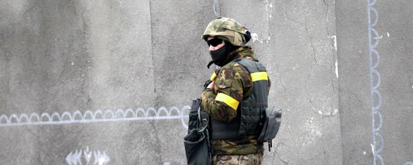 A Ukrainian government soldier stands guard in the town of Debaltseve, Ukraine A Ukrainian government soldier stands guard in the town of Debaltseve, Ukraine - Sputnik International