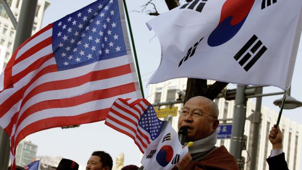 A South Korean Buddhist monk speaks during a rally wishing for a quick recovery of injured U.S. Ambassador Mark Lippert near the U.S. Embassy in Seoul, South Korea - Sputnik International