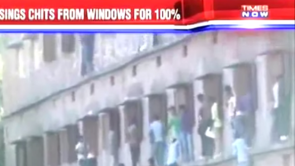 Caught in the Act: Parents Scale School Walls to Help Their Kids Cheat - Sputnik International