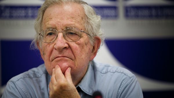 American economic prosperity is inextricably linked to its history of slavery and racial oppression, and fears that black people will take revenge are 'deeply rooted in American culture,' says academic, author and dissident Noam Chomsky in a recent interview with the New York Times. - Sputnik International