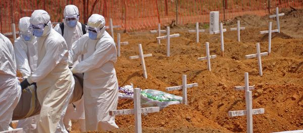 Health workers carry the body, of a person that they suspected died from the Ebola virus at a new graveyard on the outskirts of Monrovia, Liberia, Wednesday, March 11, 2015 - Sputnik International