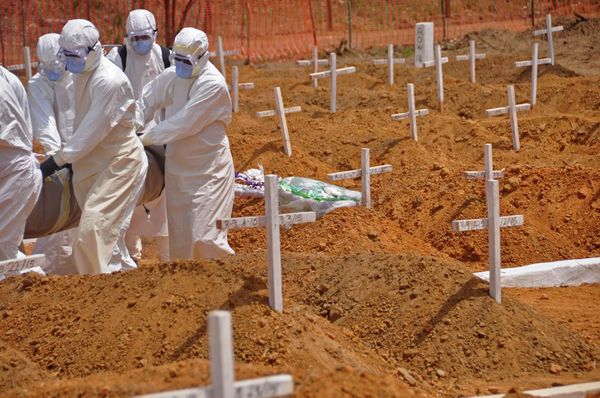 Health workers carry the body, of a person that they suspected died from the Ebola virus at a new graveyard on the outskirts of Monrovia, Liberia, Wednesday, March 11, 2015 - Sputnik International