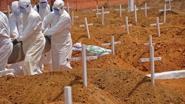 Health workers carry the body, of a person that they suspected died from the Ebola virus at a new graveyard on the outskirts of Monrovia, Liberia, Wednesday, March 11, 2015 - Sputnik International