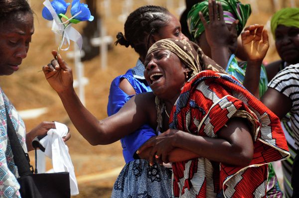 Relatives weep as they bury a loved one suspected of dying from the Ebola virus at a new graveyard on the outskirts of Monrovia, Liberia, March 11, 2015 Relatives weep as they bury a loved one suspected of dying from the Ebola virus at a new graveyard on the outskirts of Monrovia, Liberia, March 11, 2015 - Sputnik International