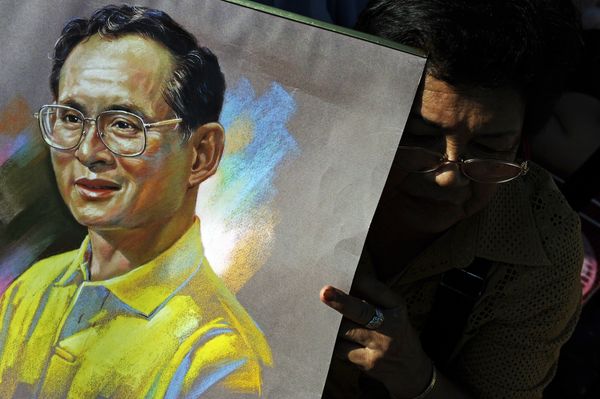 Well-wisher holds a portrait of Thai King Bhumibol Well-wisher holds a portrait of Thai King Bhumibol - Sputnik International