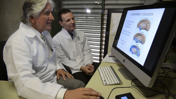 Antioquia University's Neurobanco coordinator, Colombian doctor Carlos Villegas (R), and Neurosciencia Group coordinator Colombian doctor Fransisco Lopera, at the laboratory in Medellin, Antioquia department, Colombia. File photo - Sputnik International