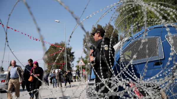 People walk by as a police officer guards the National Bardo Museum in Tunis, Tunisia, Thursday, March 19, 2015 - Sputnik International