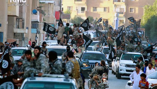 Fighters from the Islamic State group parade in Raqqa - Sputnik International