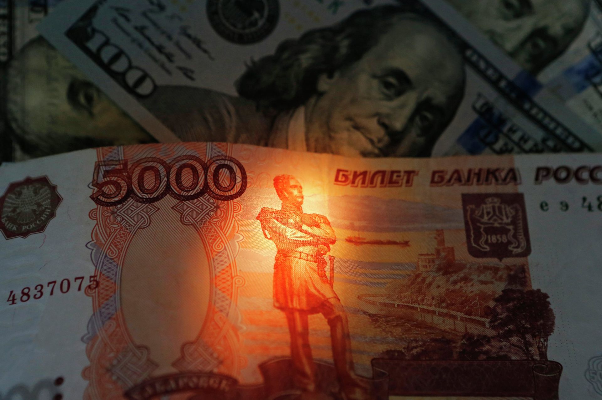 Banknotes of US dollars and rubles - Sputnik International, 1920, 27.02.2022