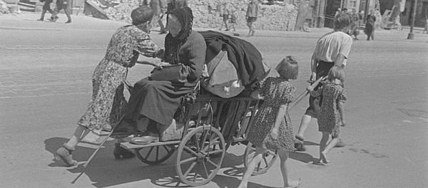 Man repairs bicycle tube - women get water in Wells on the street Man repairs bicycle tube - women get water in Wells on the street - Sputnik International