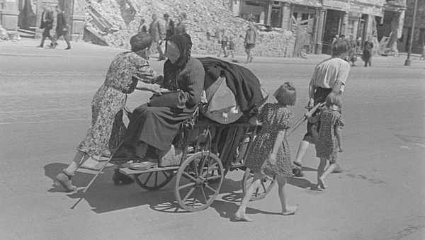 Man repairs bicycle tube - women get water in Wells on the street Man repairs bicycle tube - women get water in Wells on the street - Sputnik International