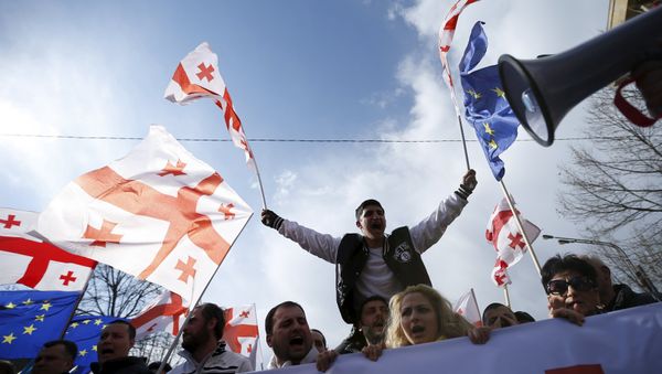 Opposition supporters march on the street during a rally organised by the United National Movement, calling for the resignation of the government in Tbilisi - Sputnik International