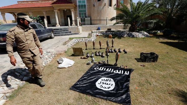 Islamic State flag and ammunition - Sputnik International