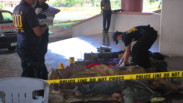 This photo taken on March 8, 2015 shows police investigators looking at dead bodies of alleged Bangsamoro Islamic Freedom Fighters (BIFF) - Sputnik International
