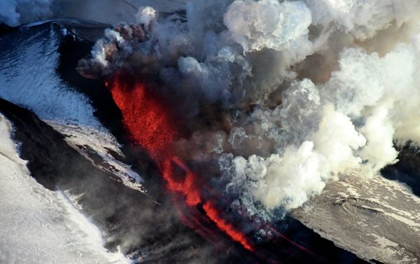 The Plosky Tolbachik Volcano erupts on the Kamchatka Peninsula The Plosky Tolbachik Volcano erupts on the Kamchatka Peninsula - Sputnik International