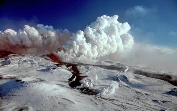 The Plosky Tolbachik Volcano erupts on the Kamchatka Peninsula The Plosky Tolbachik Volcano erupts on the Kamchatka Peninsula - Sputnik International