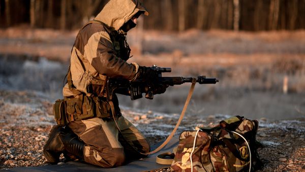 A member of a Special Rapid Response Unit practices before going on a mission in Dagestan - Sputnik International