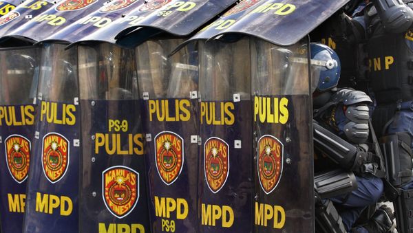 Anti-riot police execute an umbrella formation as a protection against stone throwing protesters during a crowd dispersal management competition in Manila, Philippines - Sputnik International