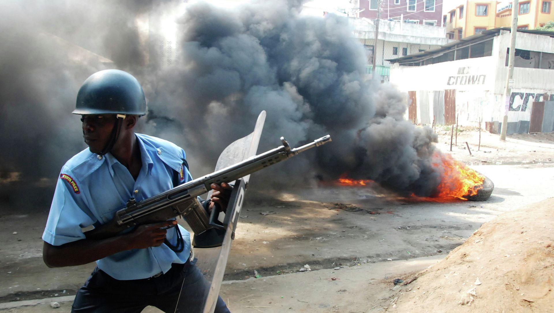 A riot police officer near to a tire on fire, lit by Muslim youths, outside Masjid Musa Mosque, in Majengo, Mombasa, Kenya A riot police officer near to a tire on fire, lit by Muslim youths, outside Masjid Musa Mosque, in Majengo, Mombasa, Kenya - Sputnik International, 1920, 27.03.2021