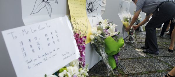 People lay flowers, as they mourn the passing of former prime minister Lee Kuan Yew, outside the Istana in Singapore, March 23, 2015 People lay flowers, as they mourn the passing of former prime minister Lee Kuan Yew, outside the Istana in Singapore, March 23, 2015 - Sputnik International