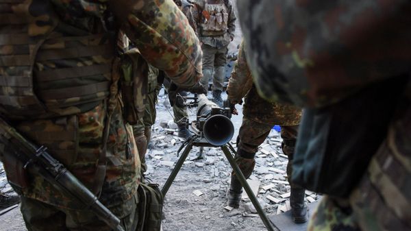 Fighters of the Azov Battalion prepare to fire an anti-tank weapon in the town of Shyrokyne on Sunday, March 23. - Sputnik International