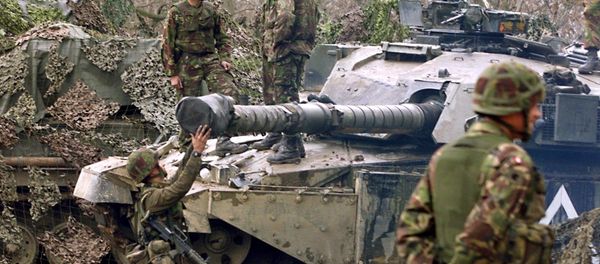 British 'tankers' from the fourth royal armoured brigade with Challenger tanks hold their position near Skopje airport 27 March 1999. - Sputnik International