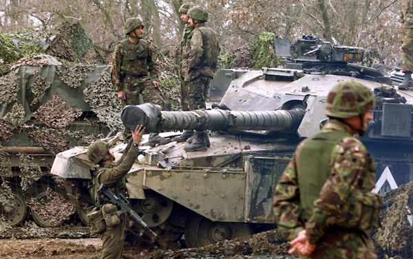 British 'tankers' from the fourth royal armoured brigade with Challenger tanks hold their position near Skopje airport 27 March 1999. British 'tankers' from the fourth royal armoured brigade with Challenger tanks hold their position near Skopje airport 27 March 1999. - Sputnik International