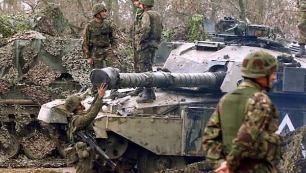 British 'tankers' from the fourth royal armoured brigade with Challenger tanks hold their position near Skopje airport 27 March 1999. British 'tankers' from the fourth royal armoured brigade with Challenger tanks hold their position near Skopje airport 27 March 1999. - Sputnik International