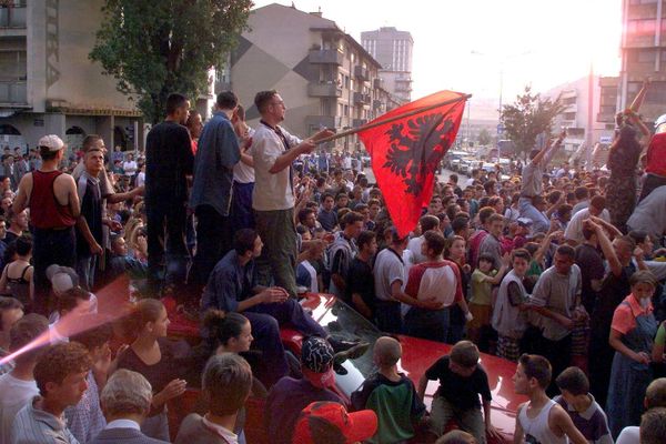 About 1,000 young Kosovar Albanians celebrate the UCK [Kosovo Liberation Army] victory over the Serbs with NATO's help in the centre of Pristina 02 July 1999 - Sputnik International