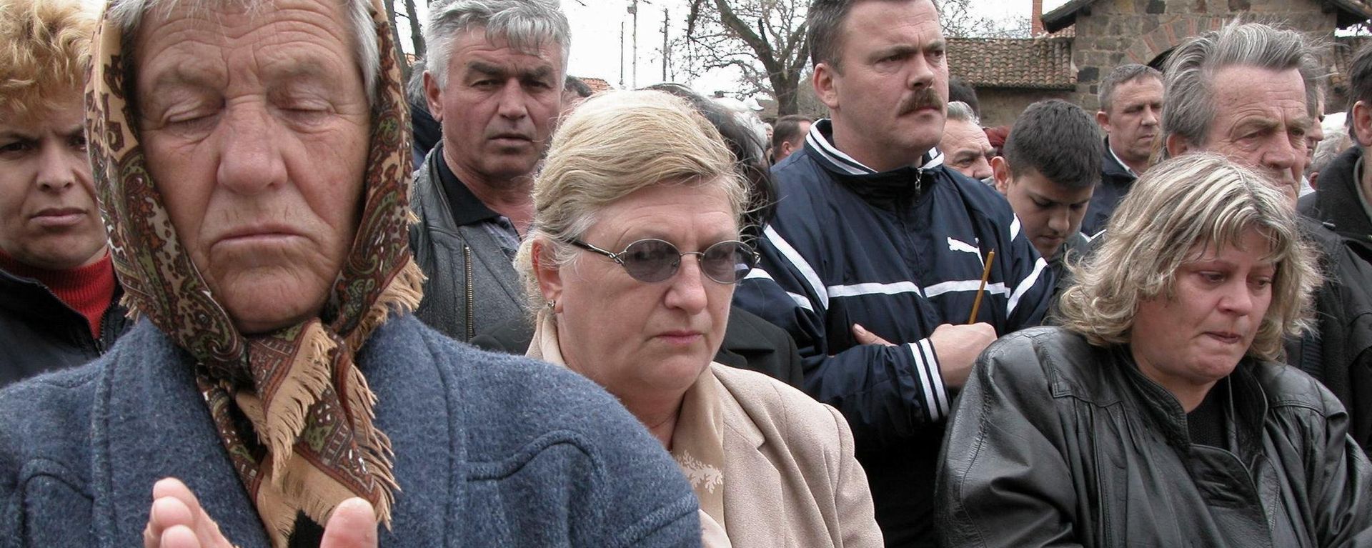 A Serbian woman lights a candle as she attends a memorial service in the monastery of Gracanica, some five kilometers East of Pristina, 24 March 2004  - Sputnik International, 1920, 25.05.2024
