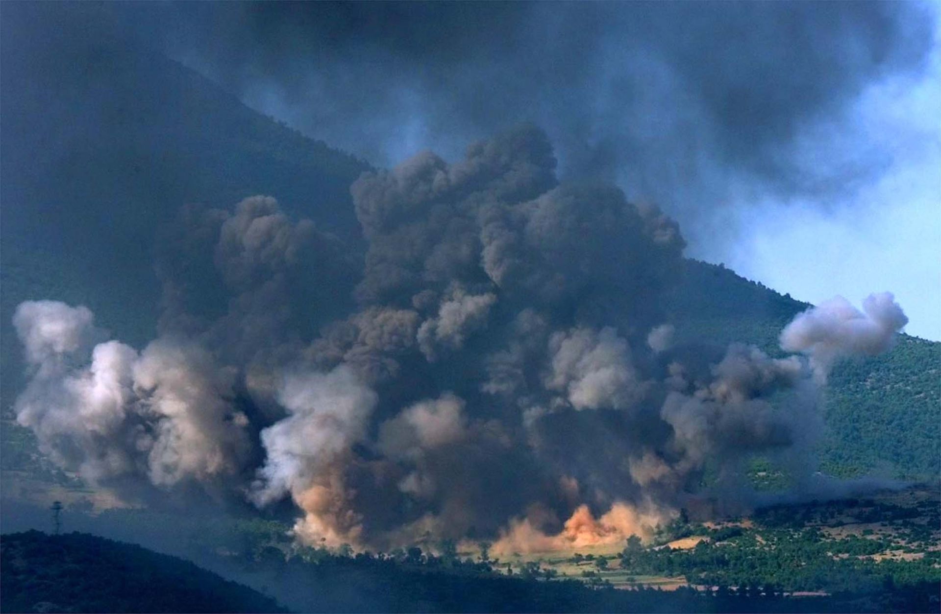 The Kosovo village of Gorozhubi comes under attack by U.S. B-52 bombers Sunday June 6 1999. The Kosovo village of Gorozhubi comes under attack by U.S. B-52 bombers Sunday June 6 1999. - Sputnik International, 1920, 01.03.2022