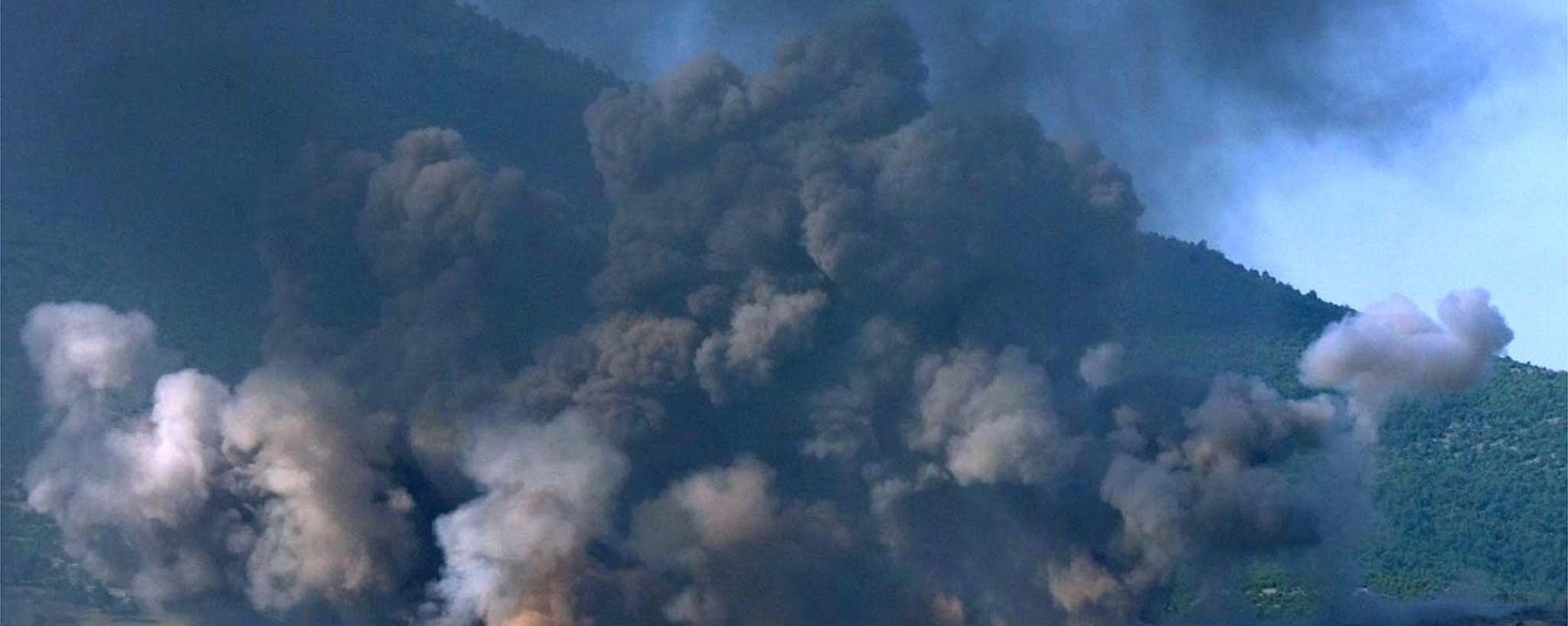 The Kosovo village of Gorozhubi comes under attack by U.S. B-52 bombers Sunday June 6 1999. - Sputnik International, 1920, 24.03.2022