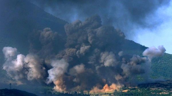 The Kosovo village of Gorozhubi comes under attack by U.S. B-52 bombers Sunday June 6 1999. - Sputnik International
