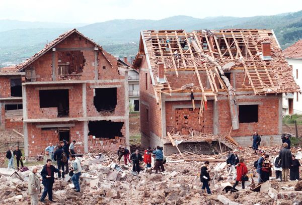 Serb civilians and reporters walk around a residential area damaged during a NATO attack on a neighboring army compound (300 kilometers south of Belgrade), Wednesday, April 28, 1999. - Sputnik International