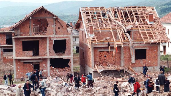 Serb civilians and reporters walk around a residential area damaged during a NATO attack on a neighboring army compound (300 kilometers south of Belgrade), Wednesday, April 28, 1999. - Sputnik International