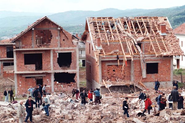 Serb civilians and reporters walk around a residential area damaged during a NATO attack on a neighboring army compound (300 kilometers south of Belgrade), Wednesday, April 28, 1999. Serb civilians and reporters walk around a residential area damaged during a NATO attack on a neighboring army compound (300 kilometers south of Belgrade), Wednesday, April 28, 1999. - Sputnik International
