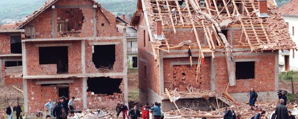 Serb civilians and reporters walk around a residential area damaged during a NATO attack on a neighboring army compound (300 kilometers south of Belgrade), Wednesday, April 28, 1999. - Sputnik International