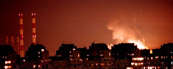 Flames from an explosion light up the Belgrade skyline near a power station after NATO cruise missiles and warplanes attacked Yugoslavia late Wednesday, March 24, 1999 Flames from an explosion light up the Belgrade skyline near a power station after NATO cruise missiles and warplanes attacked Yugoslavia late Wednesday, March 24, 1999 - Sputnik International