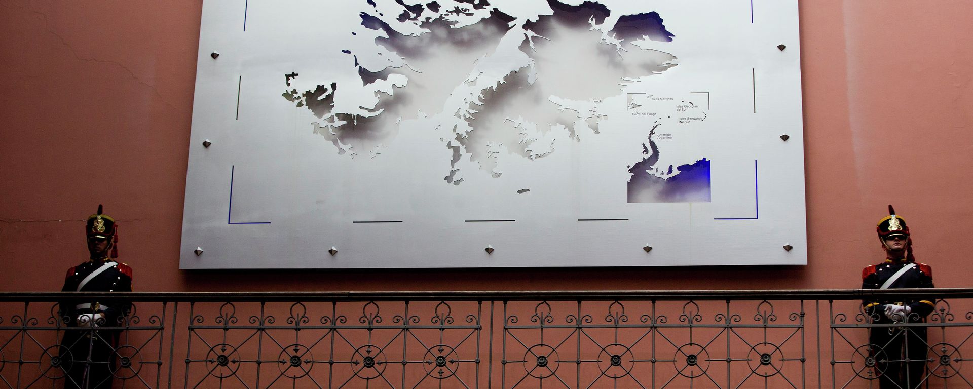 Soldiers stand next to a map of the Falkland Islands - Sputnik International, 1920, 02.04.2022