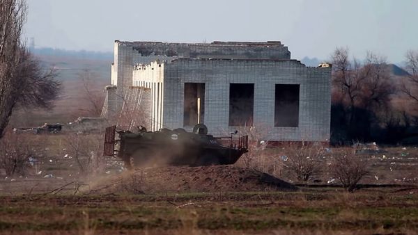 BRDM vs. Saxon AT105 hill-climb test - Sputnik International