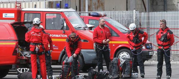 French firefighters prepare to take-off in Digne-les-Bains for the crash site of an Airbus A320, in the French Alps, March 24, 2015. - Sputnik International