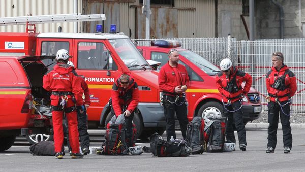 French firefighters prepare to take-off in Digne-les-Bains for the crash site of an Airbus A320, in the French Alps, March 24, 2015. French firefighters prepare to take-off in Digne-les-Bains for the crash site of an Airbus A320, in the French Alps, March 24, 2015. - Sputnik International