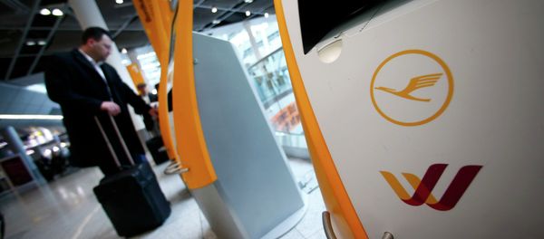 A passenger prints his boarding pass - Sputnik International