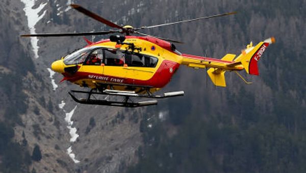A helicopter of the French civil security services flies in French Alps - Sputnik International