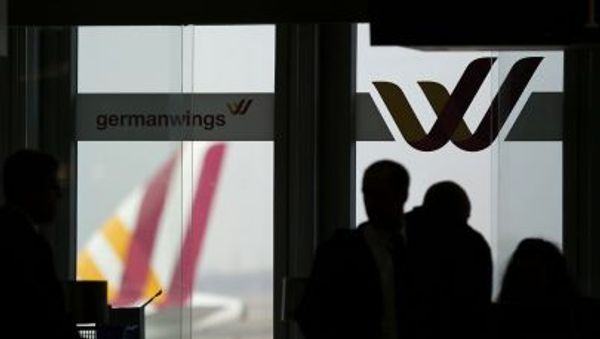 Passengers are silhouetted against a window at the Germanwings check-in desk at Dusseldorf airport March 24, 2015. - Sputnik International
